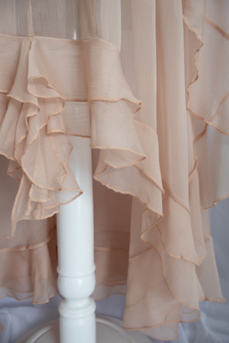 Arwen | Vestido Beige Con Capa. - Imagen 3