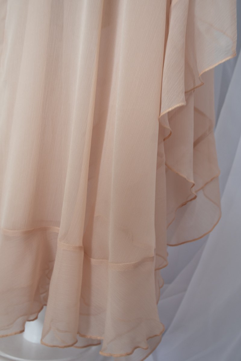 Arwen | Vestido Beige Con Capa. - Imagen 5