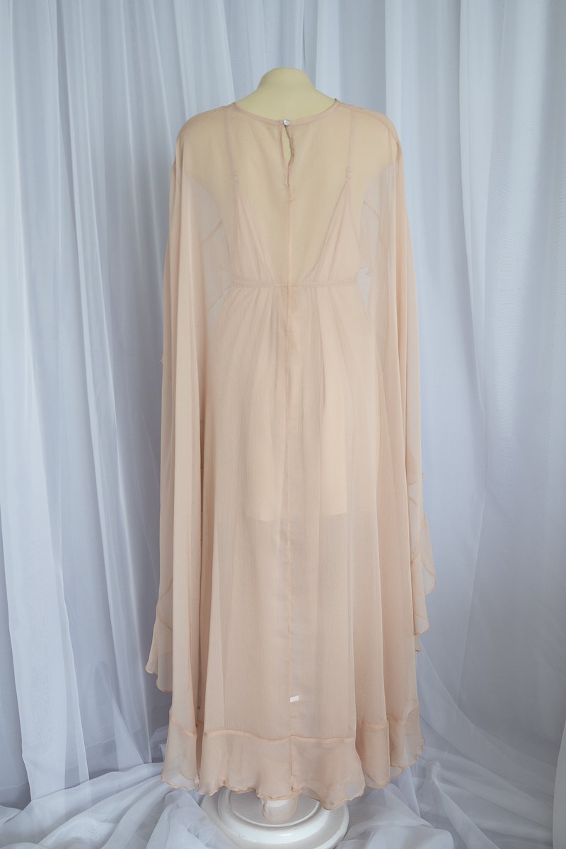 Arwen | Vestido Beige Con Capa. - Imagen 4