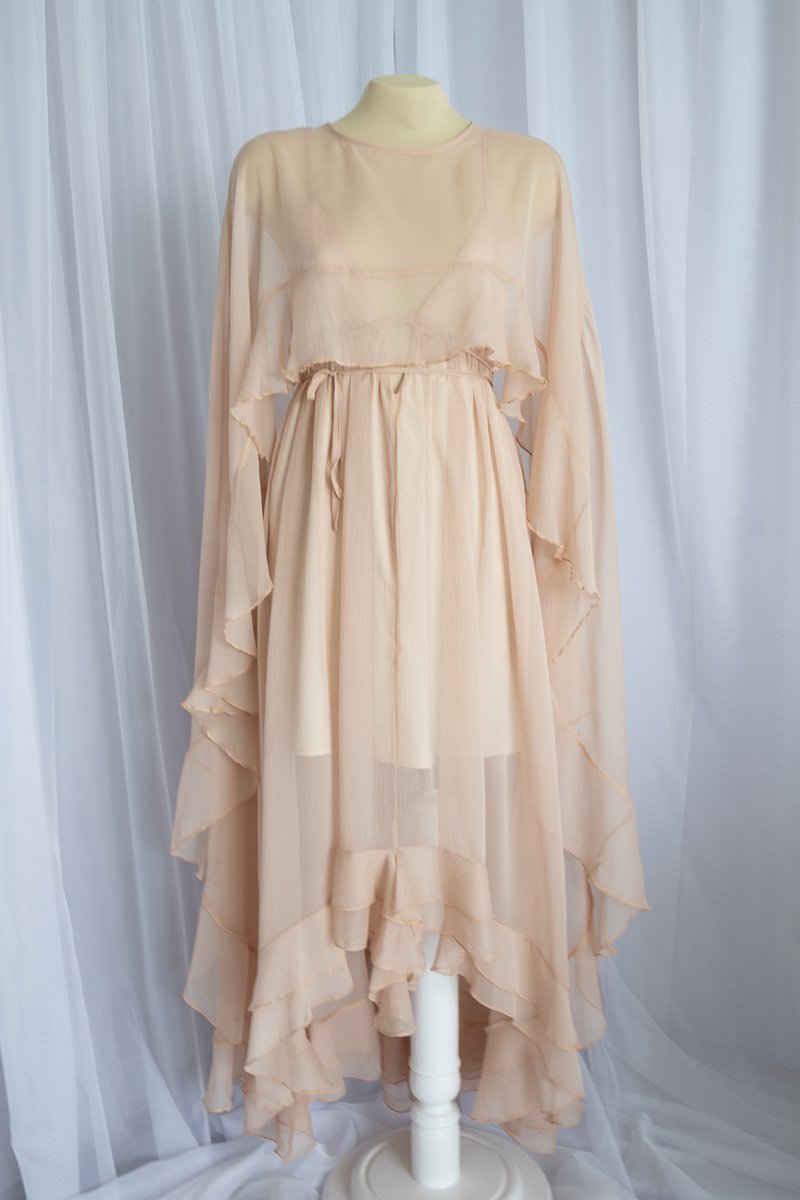 Arwen | Vestido Beige Con Capa. - Imagen 2