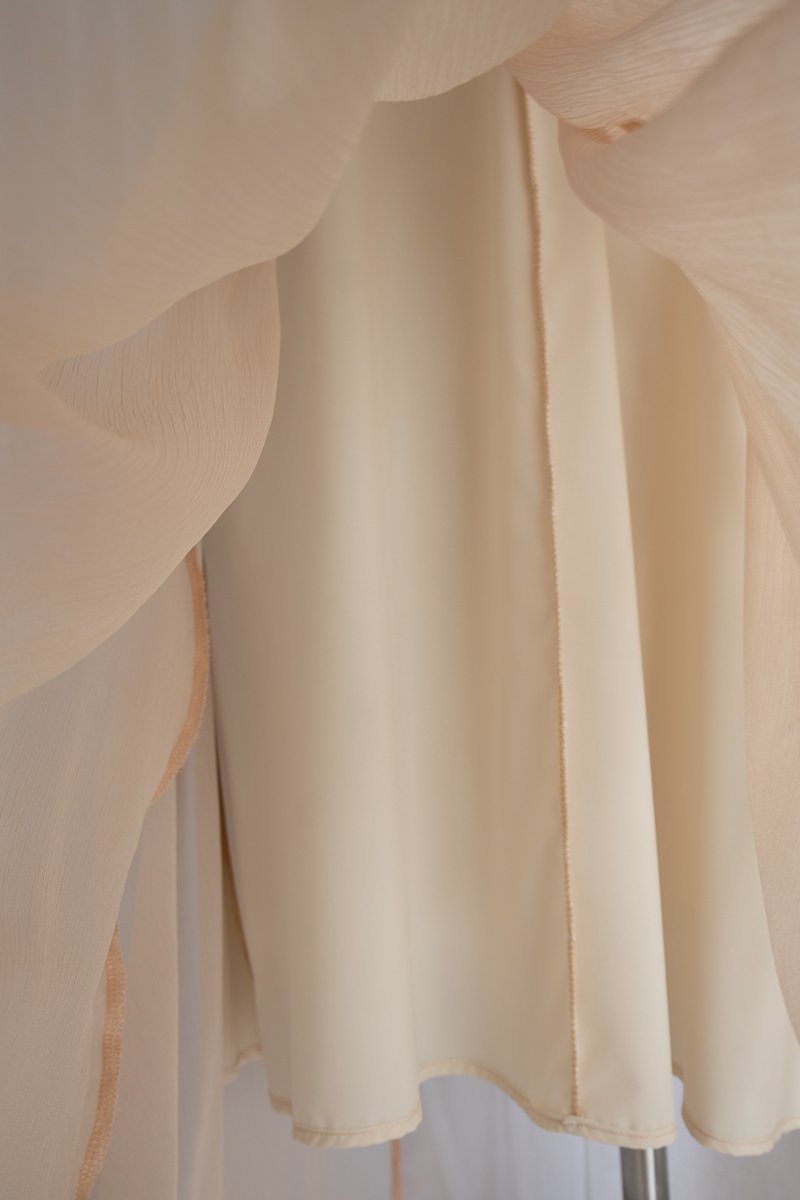Arwen | Vestido Beige Con Capa. - Imagen 11
