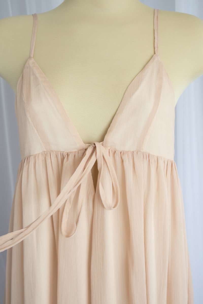 Arwen | Vestido Beige Con Capa. - Imagen 9