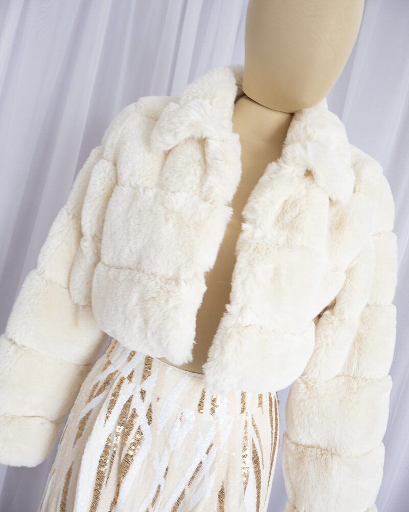 Abrigo Corto Efecto Pelo